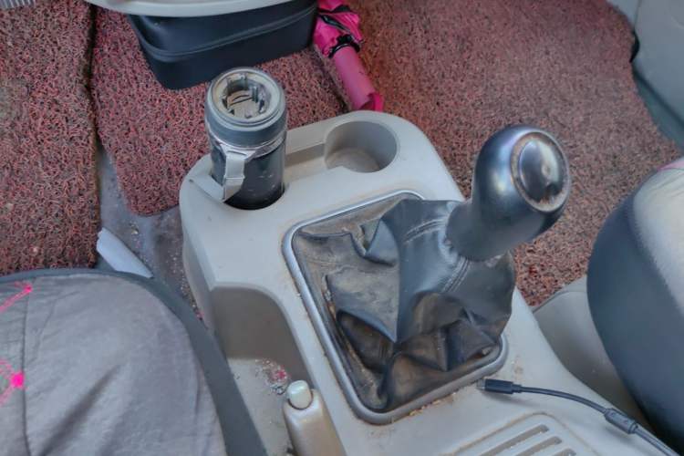 Used FORTHING Lingzhi 2013 V3 1.5L 7-Seater Luxury Model Gear Lever