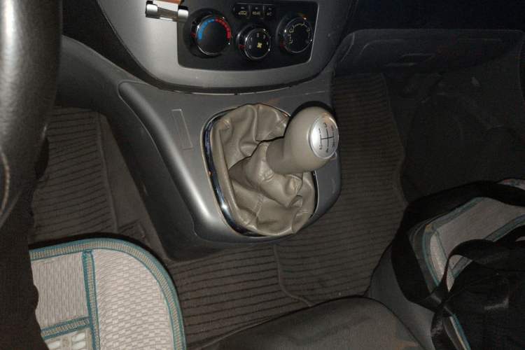 Used FORTHING Lingzhi 2013 M5 Q7 2.0L 7-Seater Long-Wheelbase Comfort Model Gear Lever