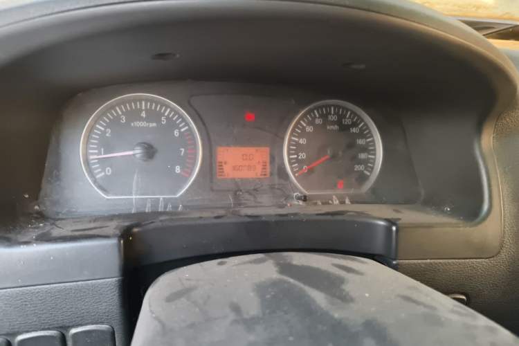 Used FORTHING Lingzhi 2013 V3 1.5L 7-Seater Luxury Model Odometer Close Up