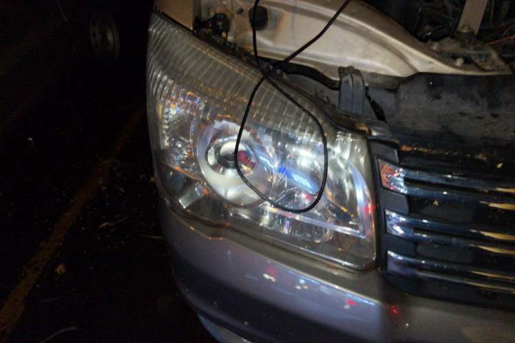 Used FORTHING Lingzhi 2013 M5 Q7 2.0L 7-Seater Long-Wheelbase Comfort Model Right Front Headlight