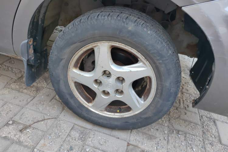 Used FORTHING Lingzhi 2013 V3 1.5L 7-Seater Luxury Model Right Front Wheel Hub