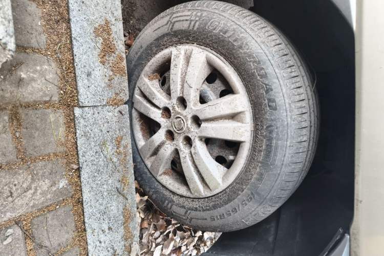 Used FORTHING Lingzhi 2013 V3 1.5L 7-Seater Luxury Model Right Front Wheel Hub