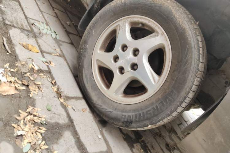 Used FORTHING Lingzhi 2013 M3 1.6L 7-Seater Luxury Model Right Front Wheel Hub