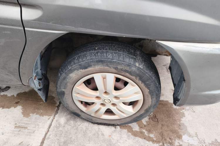 Used FORTHING Lingzhi 2013 V3 1.5L 7-Seater Standard Model II Right Front Wheel Hub