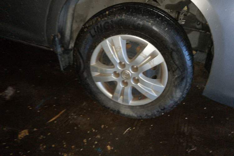Used FORTHING Lingzhi 2013 M5 Q7 2.0L 7-Seater Long-Wheelbase Comfort Model Right Front Wheel Hub