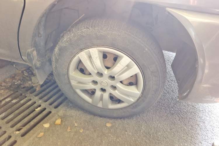 Used FORTHING Lingzhi 2013 V3 1.5L 7-Seater Standard Model II Right Front Wheel Hub