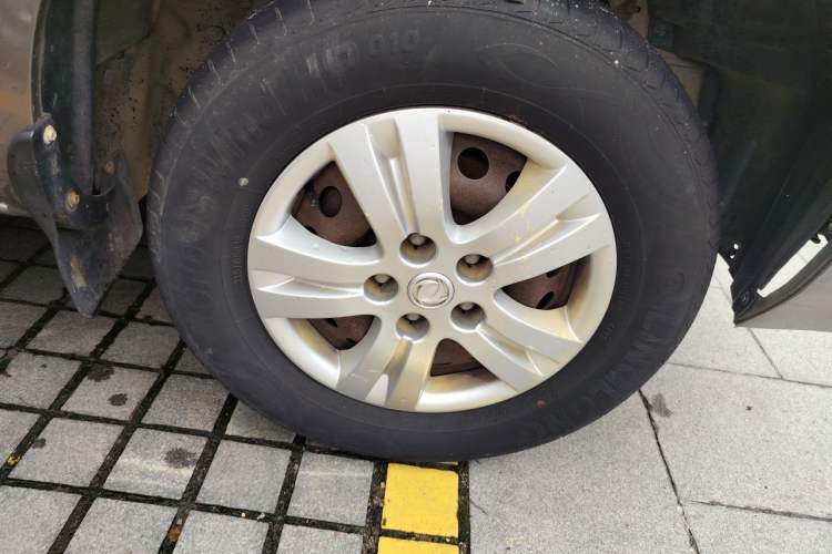 Used FORTHING Lingzhi 2013 M3 1.6L 7-Seater Comfort Model Right Front Wheel Hub