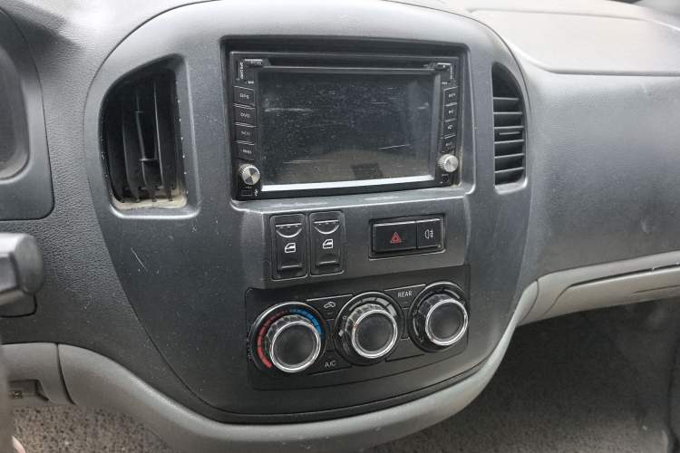Used FORTHING Lingzhi 2014 M3 1.6L 7-Seater Comfort Model Audio And AC Panel