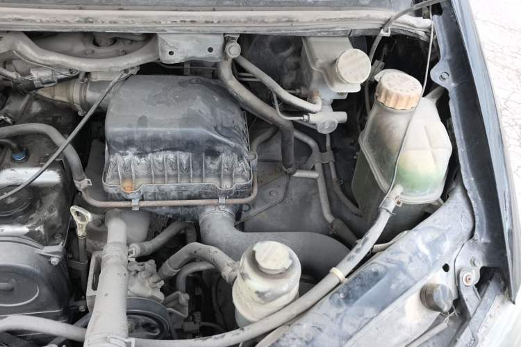 Used FORTHING Lingzhi 2014 M3 1.6L 7-Seater Comfort Model Engine Bay Left