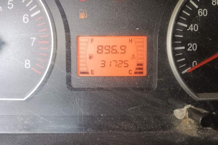 Used FORTHING Lingzhi 2014 V3 1.5L 7-Seater Comfort Model Odometer Close Up