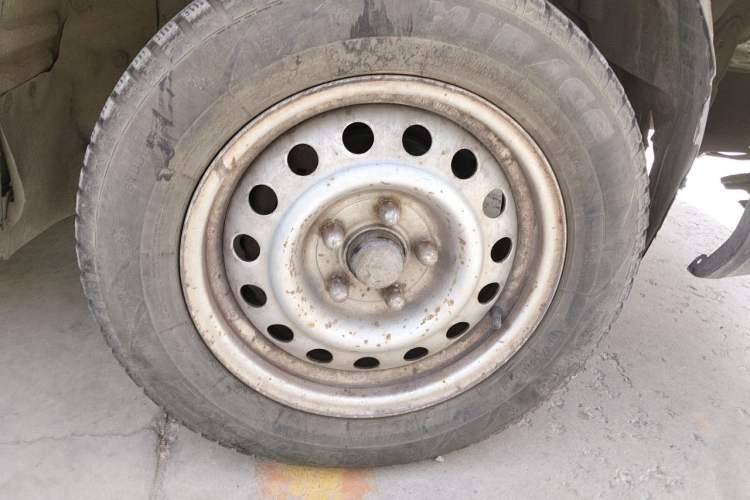 Used FORTHING Lingzhi 2014 V3 1.5L 5-seat Standard Model I Right Front Wheel Hub