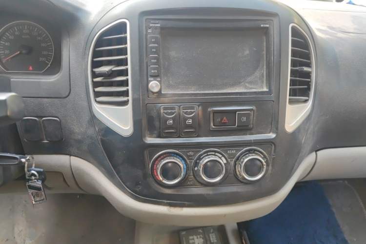 Used FORTHING Lingzhi 2014 V3 1.5L 7-Seater Standard Model II Audio And AC Panel
