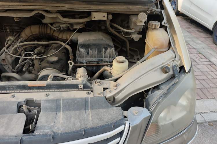 Used FORTHING Lingzhi 2014 M3 1.6L 7-Seater Comfort Model Engine Bay Left
