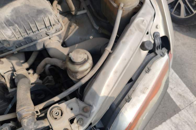 Used FORTHING Lingzhi 2014 V3 1.5L 7-Seater Standard Model II Engine Bay Left