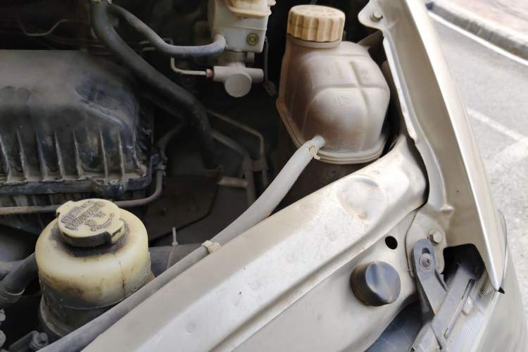 Used FORTHING Lingzhi 2014 M3 1.6L 7-Seater Comfort Model Engine Bay Left