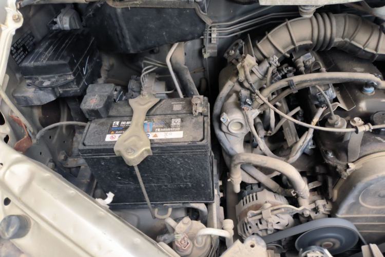 Used FORTHING Lingzhi 2014 M3 1.6L 7-Seater Comfort Model Engine Bay Right