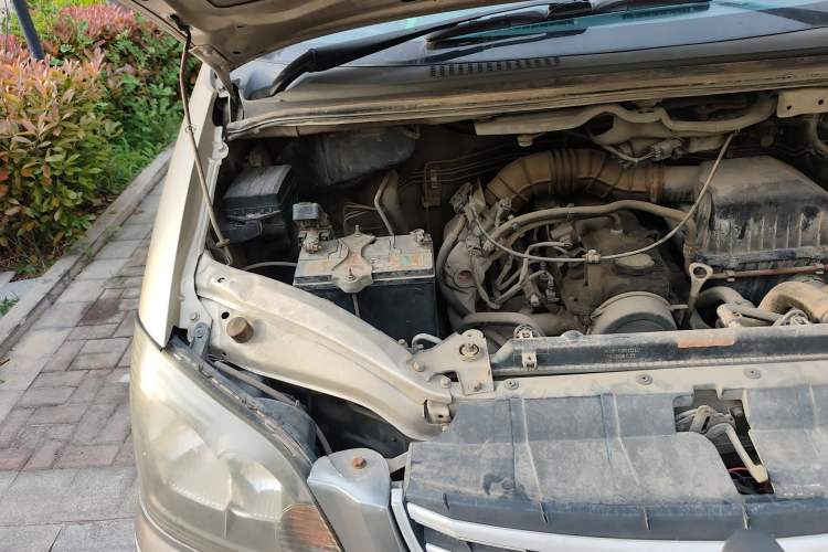 Used FORTHING Lingzhi 2014 M3 1.6L 7-Seater Comfort Model Engine Bay Right