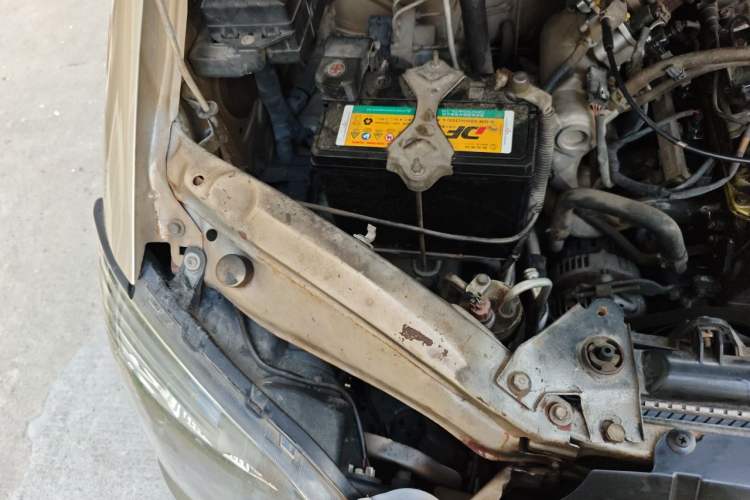 Used FORTHING Lingzhi 2014 M3 1.6L 7-Seater Comfort Model Engine Bay Right