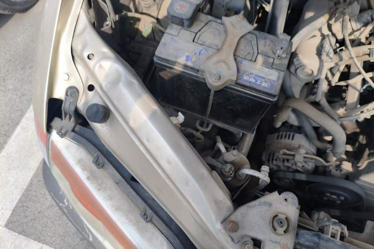 Used FORTHING Lingzhi 2014 V3 1.5L 7-Seater Standard Model II Engine Bay Right