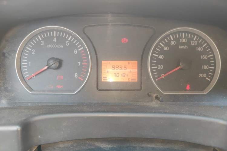 Used FORTHING Lingzhi 2014 V3 1.5L 7-Seater Standard Model II Odometer Close Up
