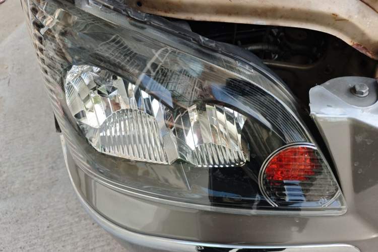 Used FORTHING Lingzhi 2014 M3 1.6L 7-Seater Comfort Model Right Front Headlight