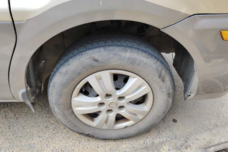 Used FORTHING Lingzhi 2014 M3 1.6L 7-Seater Comfort Model Right Front Wheel Hub
