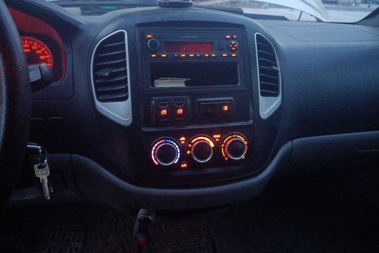 Used FORTHING Lingzhi 2014 V3 1.5L 7-Seater Luxury Model Audio And AC Panel