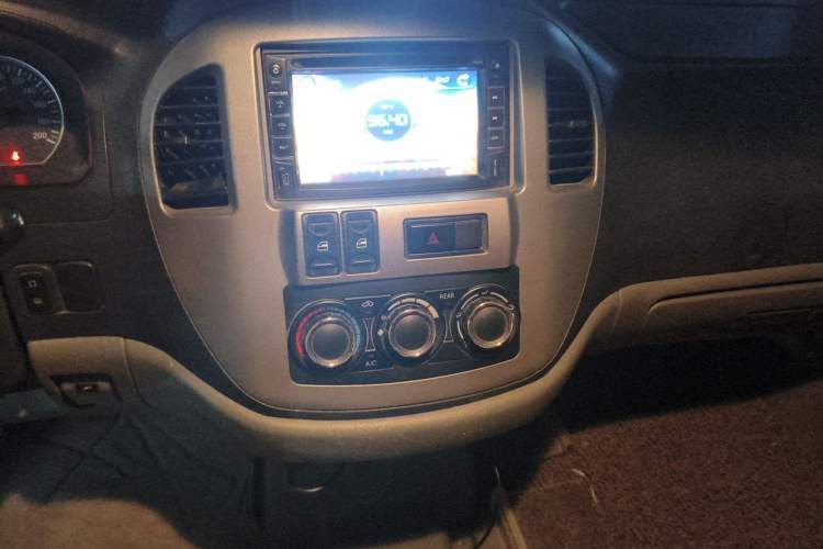 Used FORTHING Lingzhi 2014 M3 1.6L 7-Seater Luxury Model Audio And AC Panel