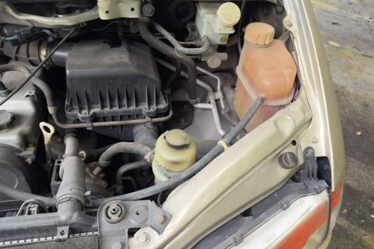 Used FORTHING Lingzhi 2014 V3 1.5L 7-Seater Luxury Model Engine Bay Left