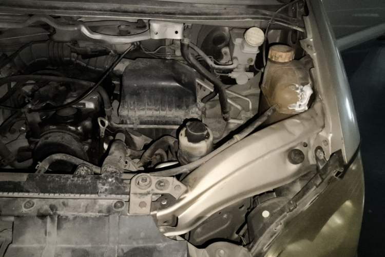 Used FORTHING Lingzhi 2014 M3 1.6L 7-Seater Luxury Model Engine Bay Left