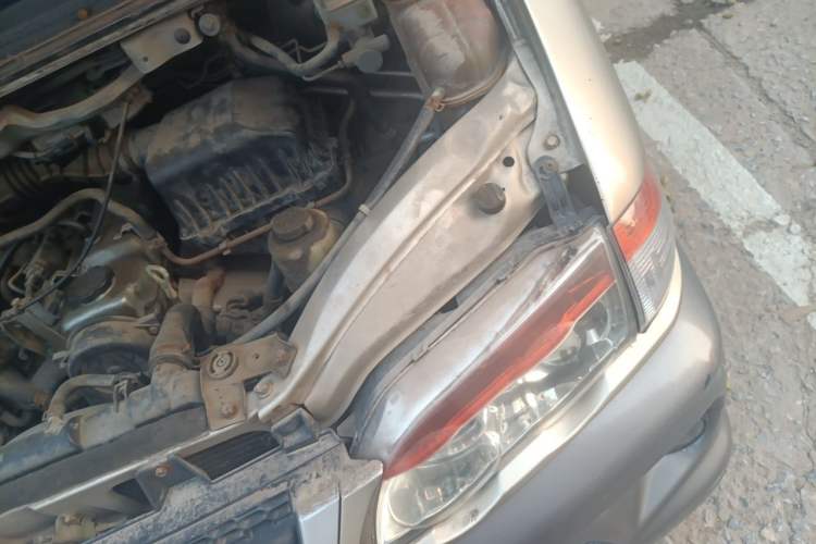 Used FORTHING Lingzhi 2014 V3 1.5L 7-Seater Luxury Model Engine Bay Left