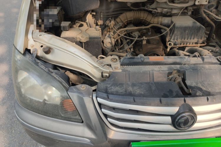 Used FORTHING Lingzhi 2014 M3 1.6L 7-Seater Comfort Model Engine Bay Right