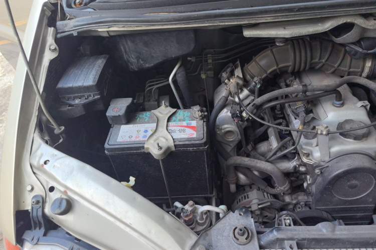 Used FORTHING Lingzhi 2014 V3 1.5L 7-Seater Luxury Model Engine Bay Right