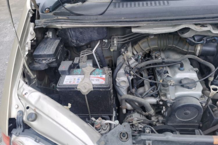 Used FORTHING Lingzhi 2014 V3 1.5L 7-Seater Luxury Model Engine Bay Right