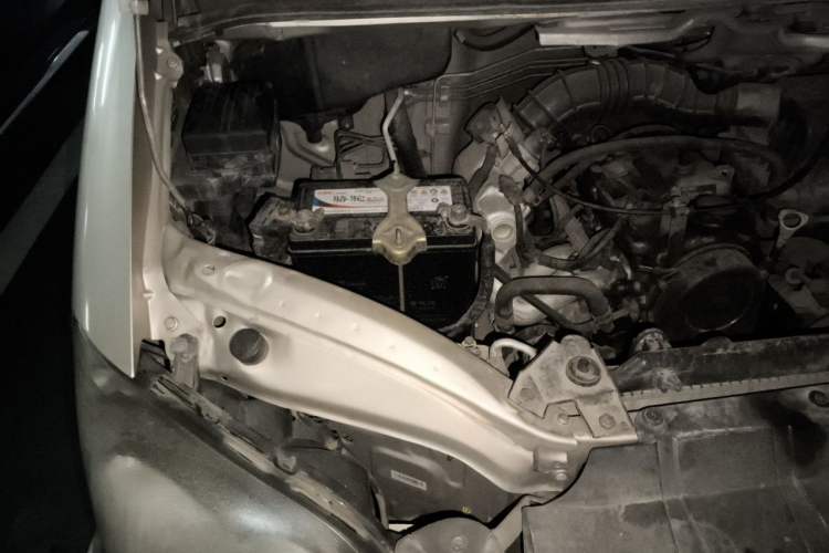 Used FORTHING Lingzhi 2014 M3 1.6L 7-Seater Luxury Model Engine Bay Right