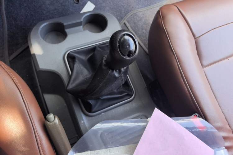 Used FORTHING Lingzhi 2014 V3 1.5L 7-Seater Luxury Model Gear Lever