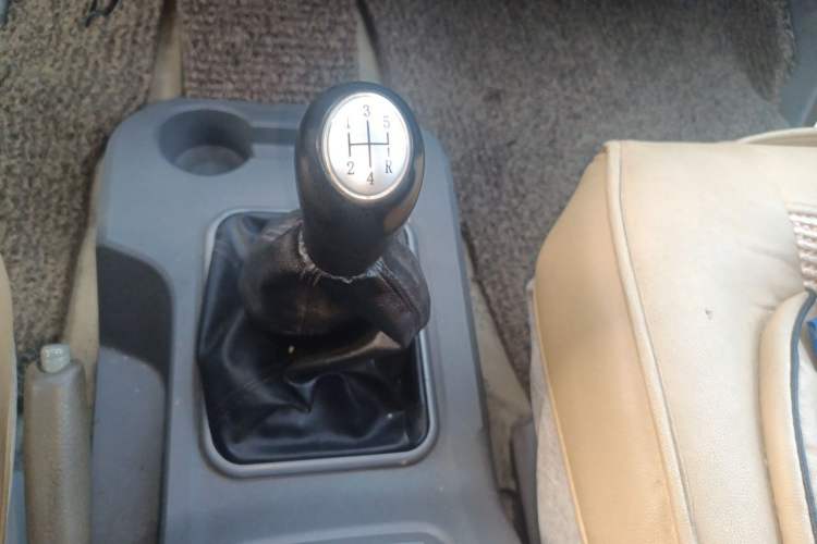 Used FORTHING Lingzhi 2014 V3 1.5L 7-Seater Luxury Model Gear Lever