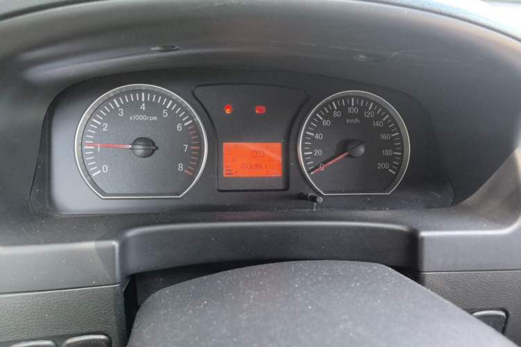 Used FORTHING Lingzhi 2014 V3 1.5L 7-Seater Luxury Model Odometer Close Up