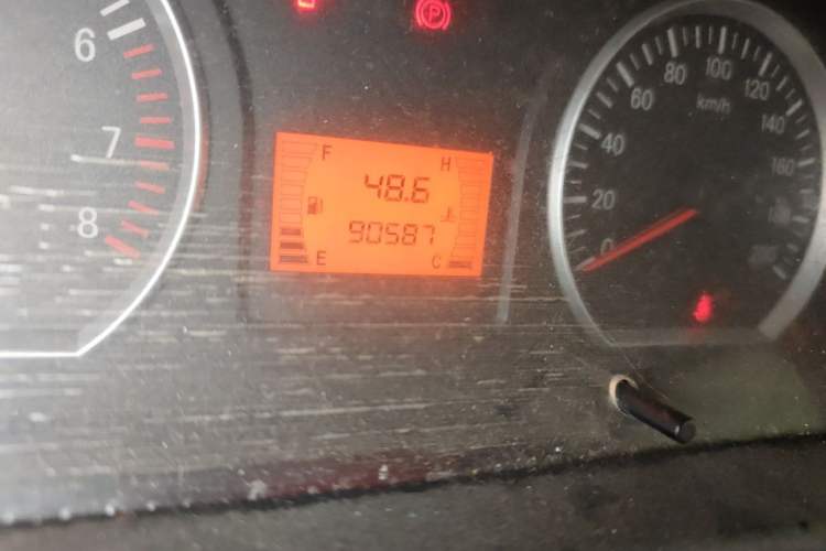 Used FORTHING Lingzhi 2014 V3 1.5L 7-Seater Standard Model II Odometer Close Up