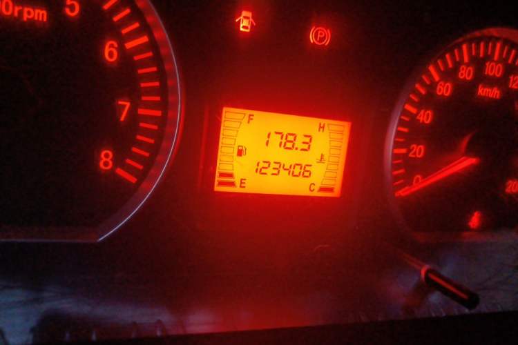 Used FORTHING Lingzhi 2014 V3 1.5L 7-Seater Luxury Model Odometer Close Up