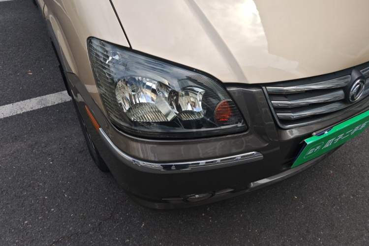 Used FORTHING Lingzhi 2014 M5 Q7 2.0L 7-seat Long-wheelbase Comfort Version Right Front Headlight