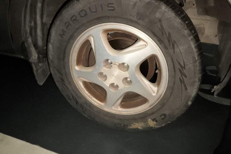 Used FORTHING Lingzhi 2014 M3 1.6L 7-Seater Luxury Model Right Front Wheel Hub