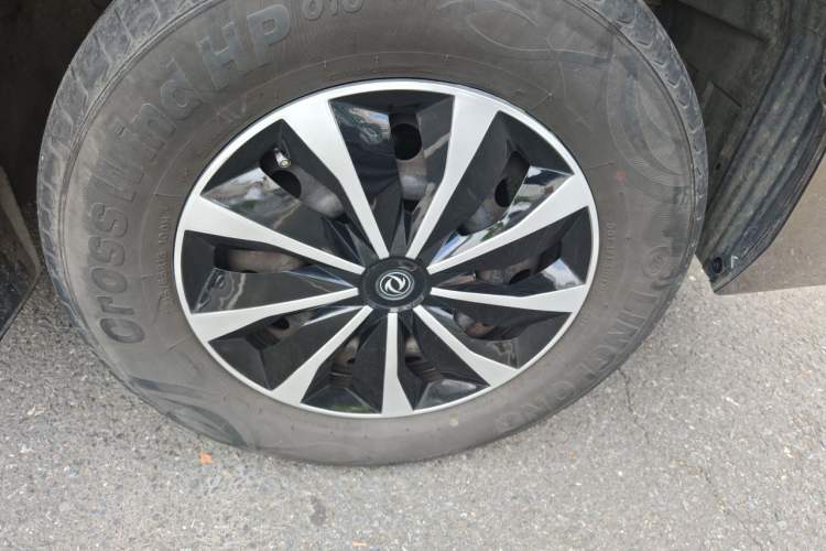 Used FORTHING Lingzhi 2014 M5 Q7 2.0L 7-seat Long-wheelbase Comfort Version Right Front Wheel Hub