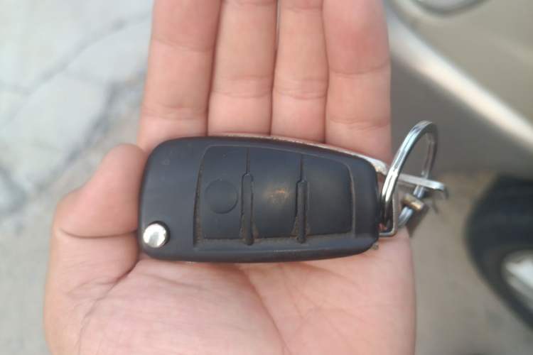 Used FORTHING Lingzhi 2014 V3 1.5L 7-Seater Luxury Model Vehicle Key