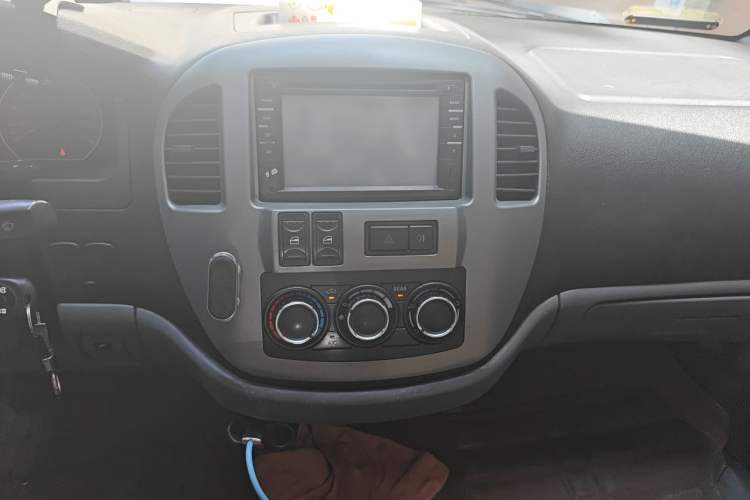 Used FORTHING Lingzhi 2014 V3 1.5L 7-Seater Comfort Model Audio And AC Panel