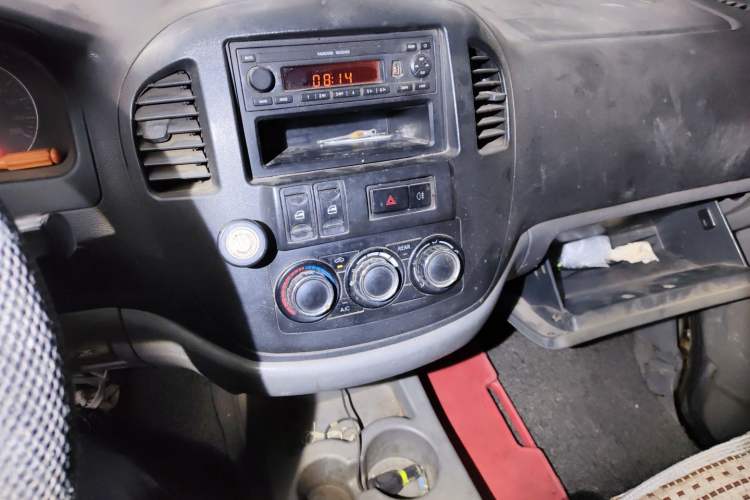 Used FORTHING Lingzhi 2014 V3 1.5L 7-Seater Comfort Model Audio And AC Panel