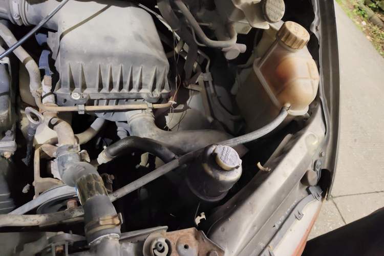 Used FORTHING Lingzhi 2014 V3 1.5L 7-Seater Comfort Model Engine Bay Left