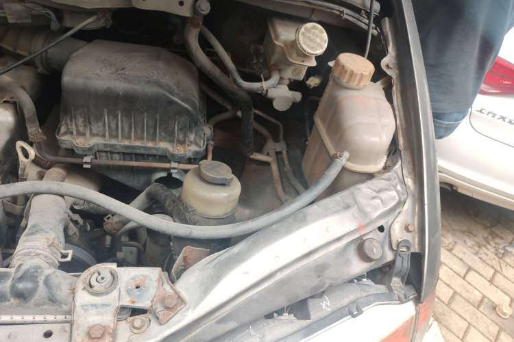 Used FORTHING Lingzhi 2014 V3 1.5L 7-Seater Standard Model II Engine Bay Left