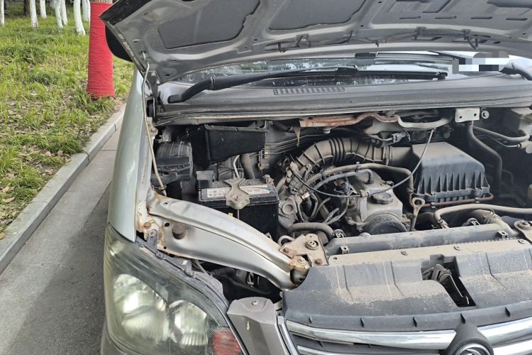 Used FORTHING Lingzhi 2014 M3 1.6L 7-Seater Comfort Model Engine Bay Right