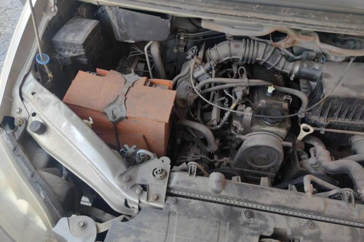 Used FORTHING Lingzhi 2014 M3 1.6L 7-seater Standard Model Engine Bay Right